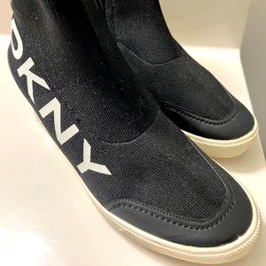 DKNY sneakers Round-toe slip-on wedge in black size 9.5